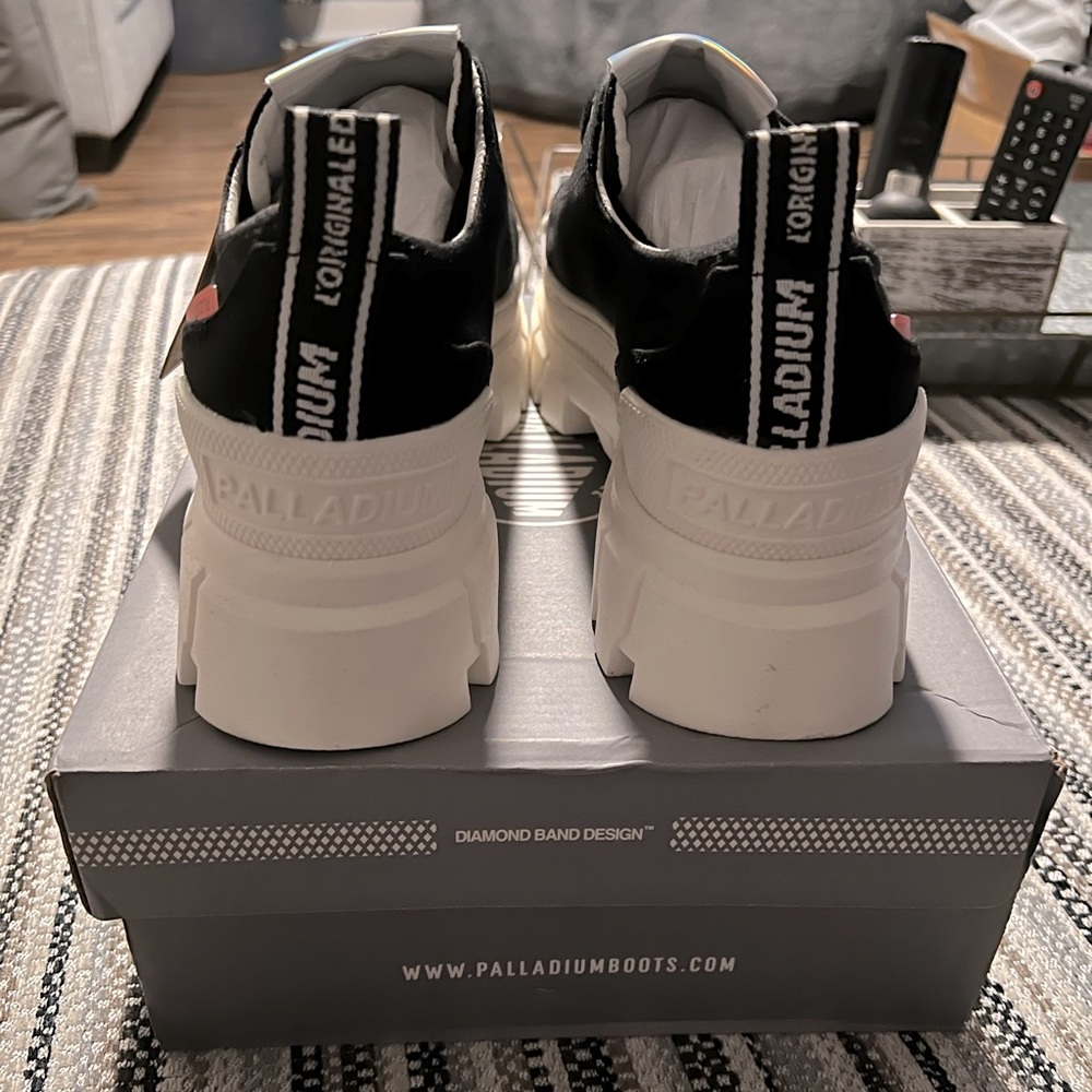 Palladium Revolt Lo TX- NEW IN BOX - Picture 9 of 12